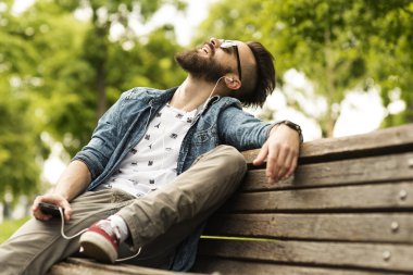 Dizüstü bilgisayarda çalışan adam