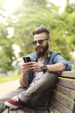 Dizüstü bilgisayarda çalışan adam