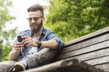 Dizüstü bilgisayarda çalışan adam