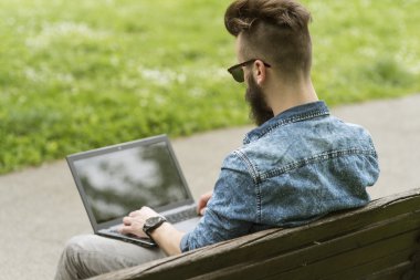 Dizüstü bilgisayarda çalışan adam