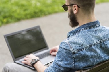 Dizüstü bilgisayarda çalışan adam