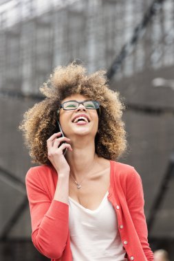 Sokağın Evet genç karışık ırk kadın