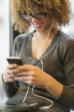 Kahve içme ve laptop kahve dükkanında çalışan güzel kız