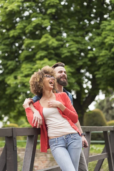 Krásný mladý pár se usmívá na park — Stock fotografie
