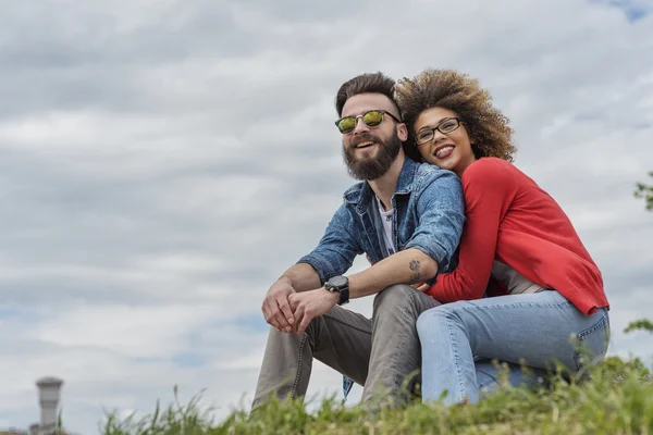 Vackra unga paret leende på park — Stockfoto
