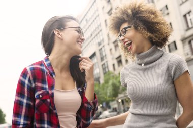Kızlar dışarı asılı ve having fun