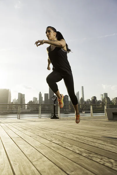 Girl working out at the park by the bay — Stock Photo, Image