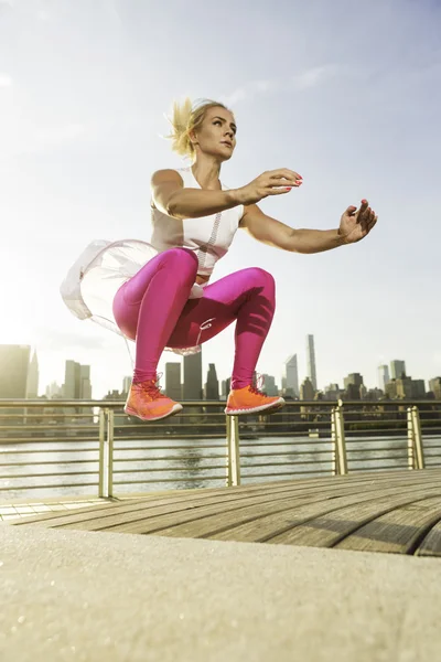 Fitness trenér cvičit v parku u zálivu — Stock fotografie