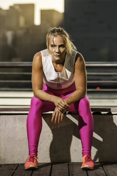 Treinador de fitness trabalhando no parque perto da baía — Fotografia de Stock