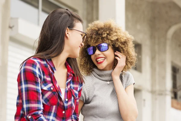 Girls hanging out and having fun — Stock Photo, Image