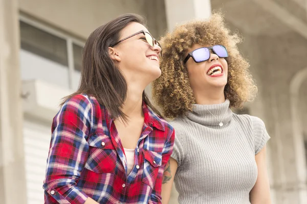 Girls hanging out and having fun — Stock Photo, Image