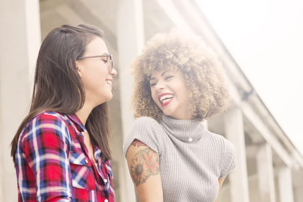 Girls hanging out and having fun — Stock Photo, Image