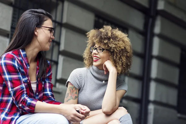 Meisjes opknoping uit en plezier — Stockfoto