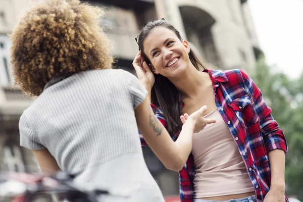 Meisjes opknoping uit en plezier — Stockfoto