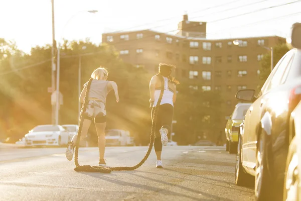 Dos chicas haciendo ejercicio con cuerdas en la calle —  Fotos de Stock