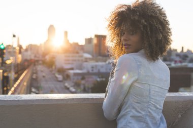 Günbatımında poz kız