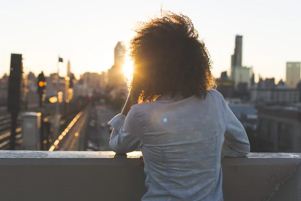 Mädchen posiert in den Sonnenuntergang — Stockfoto