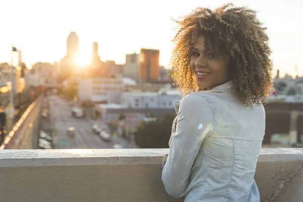 Chica posando en el atardecer — Foto de Stock