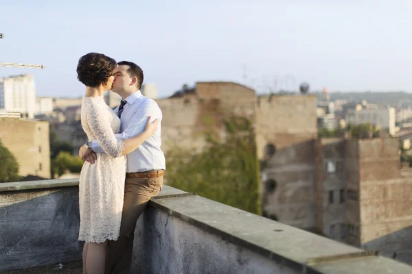 Newlyweds kissing at the rooftop — Stock Photo, Image