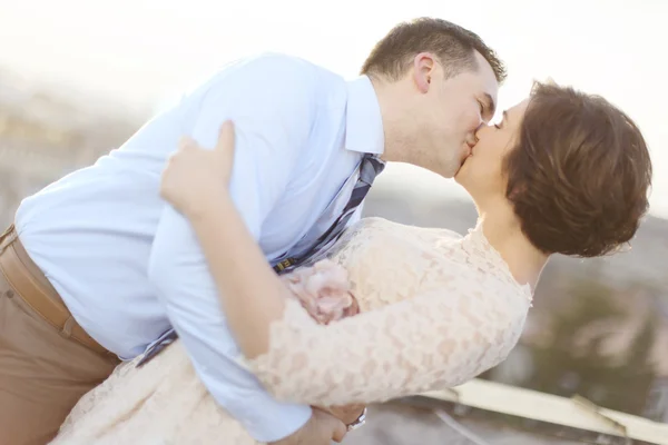 Nygifta kysser på taket — Stockfoto