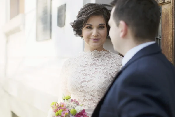 Coppia giovane Appena sposata — Foto Stock