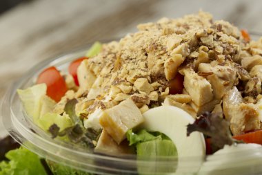 Almak için bir kase salata taze hazırlanmış