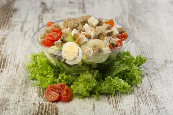 Salada preparada fresca em uma tigela para tomar — Fotografia de Stock