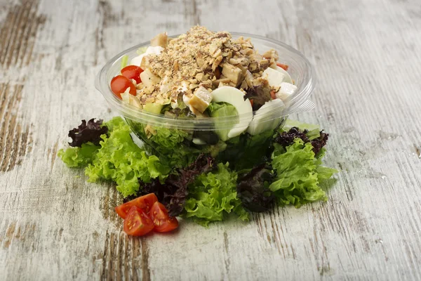 Salada preparada fresca em uma tigela para tomar — Fotografia de Stock