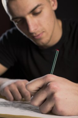 Sanatçı dövme çizim