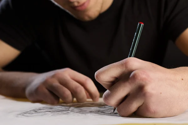 Artista dibujando un tatuaje —  Fotos de Stock