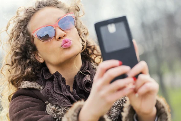 Szép fiatal lány vesz selfie — Stock Fotó