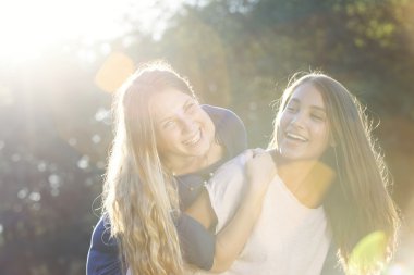 İki genç parkta gülüyor