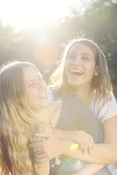 Zwei Teenager lachen im Park — Stockfoto