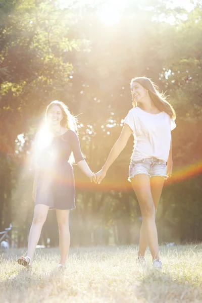 Two teenagers laughing at the park — Stock Photo, Image