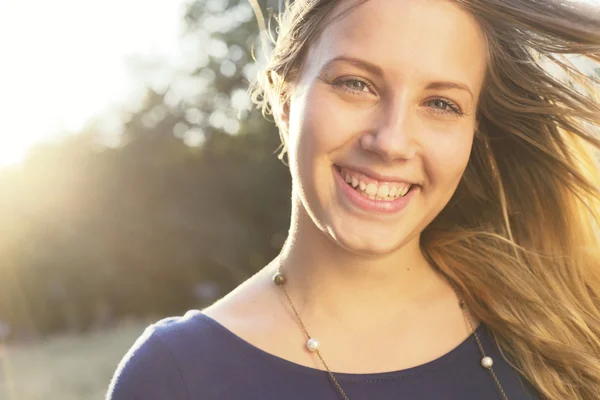 Chica joven sonriendo en el parque — Foto de Stock