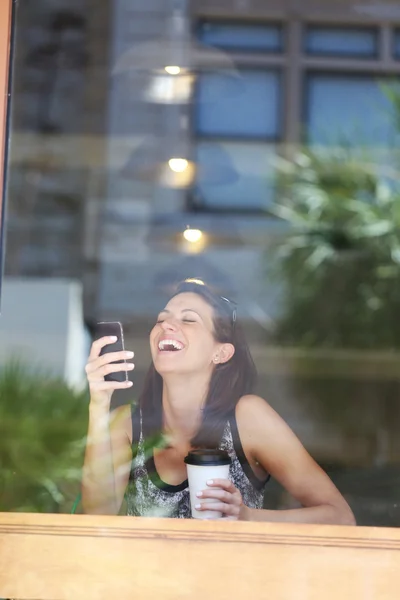 Mooi meisje praten over de telefoon in de straat — Stockfoto