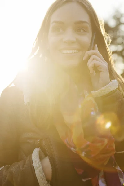 Jovencita sonriendo en la naturaleza — Foto de Stock