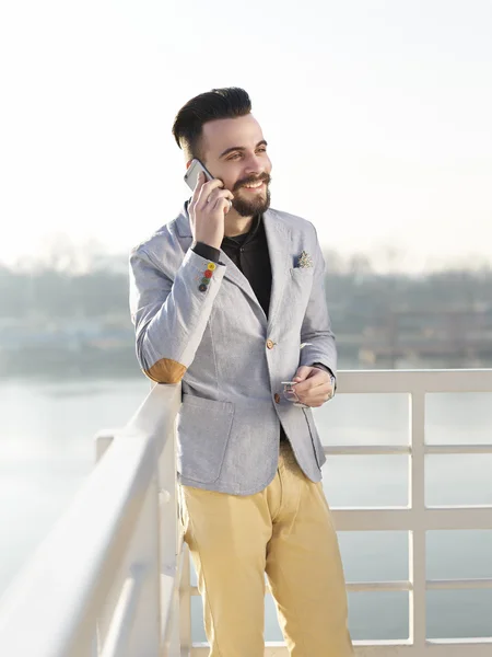 Giovane uomo d'affari che parla al telefono — Foto Stock