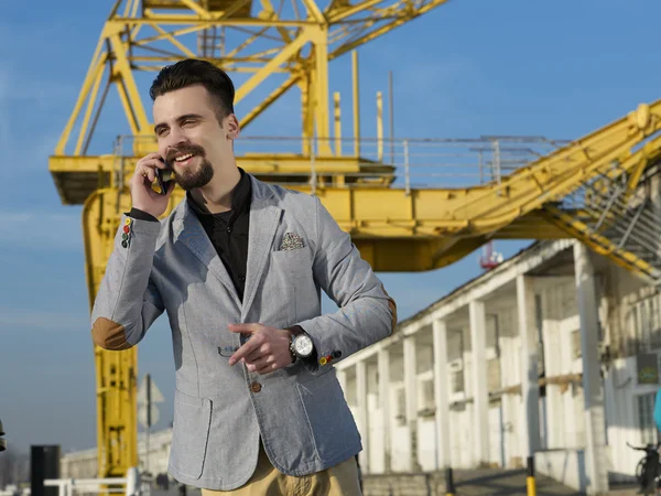 Jovem empresário falando ao telefone — Fotografia de Stock