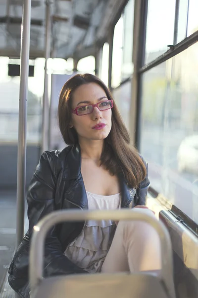 Menina olhando através de uma janela em um ônibus — Fotografia de Stock