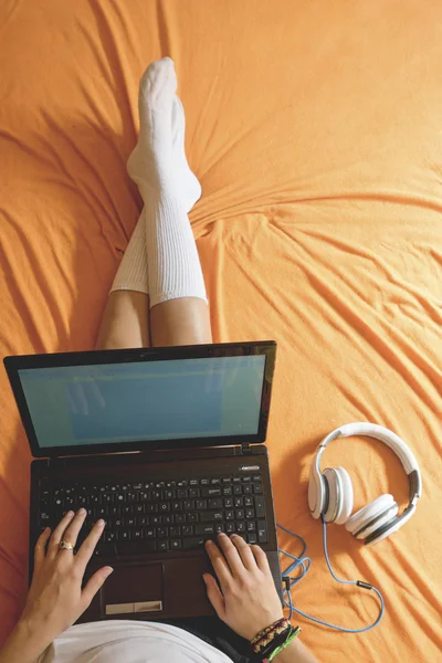 Visão superior da menina digitando no topo do colo — Fotografia de Stock