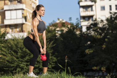 Kettlebell ile çalışma dışarı kız