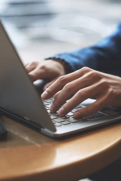 Nära upp skott av händer att skriva på laptop — Stockfoto