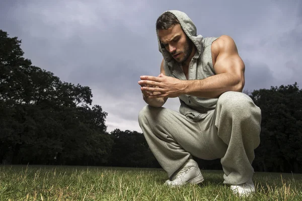 Attraktiver Mann läuft in Park — Stockfoto