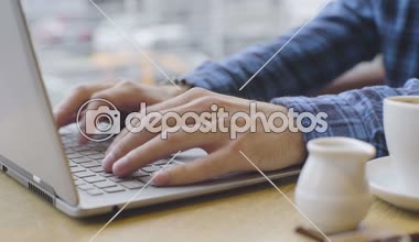 Kafede dizüstü bilgisayarda çalışan genç hippi moda adam