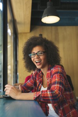 Güzel kız kahve kahve içme