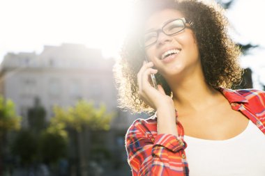 Bir arkadaşı ile online sohbet