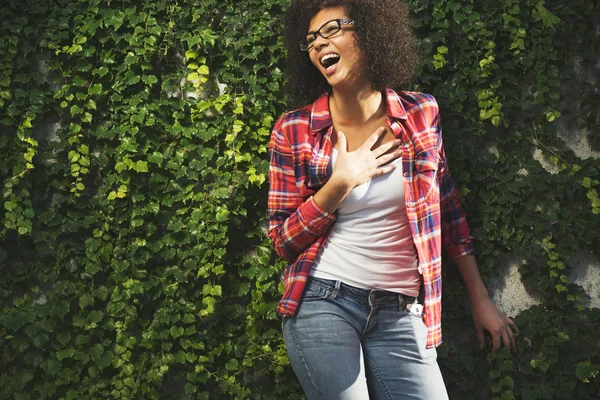 Moda niña riendo por la pared — Foto de Stock