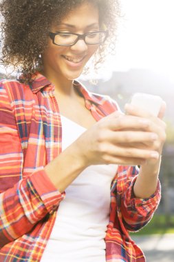 Bir arkadaşı ile online sohbet