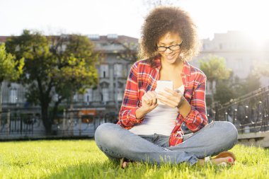 Bir arkadaşı ile online sohbet